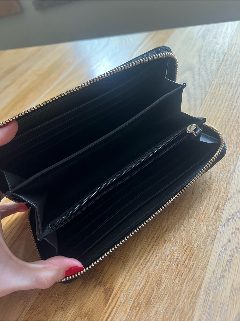 kate spade black zip-around saffiano wallet with gold logo - Picture 4 of 5